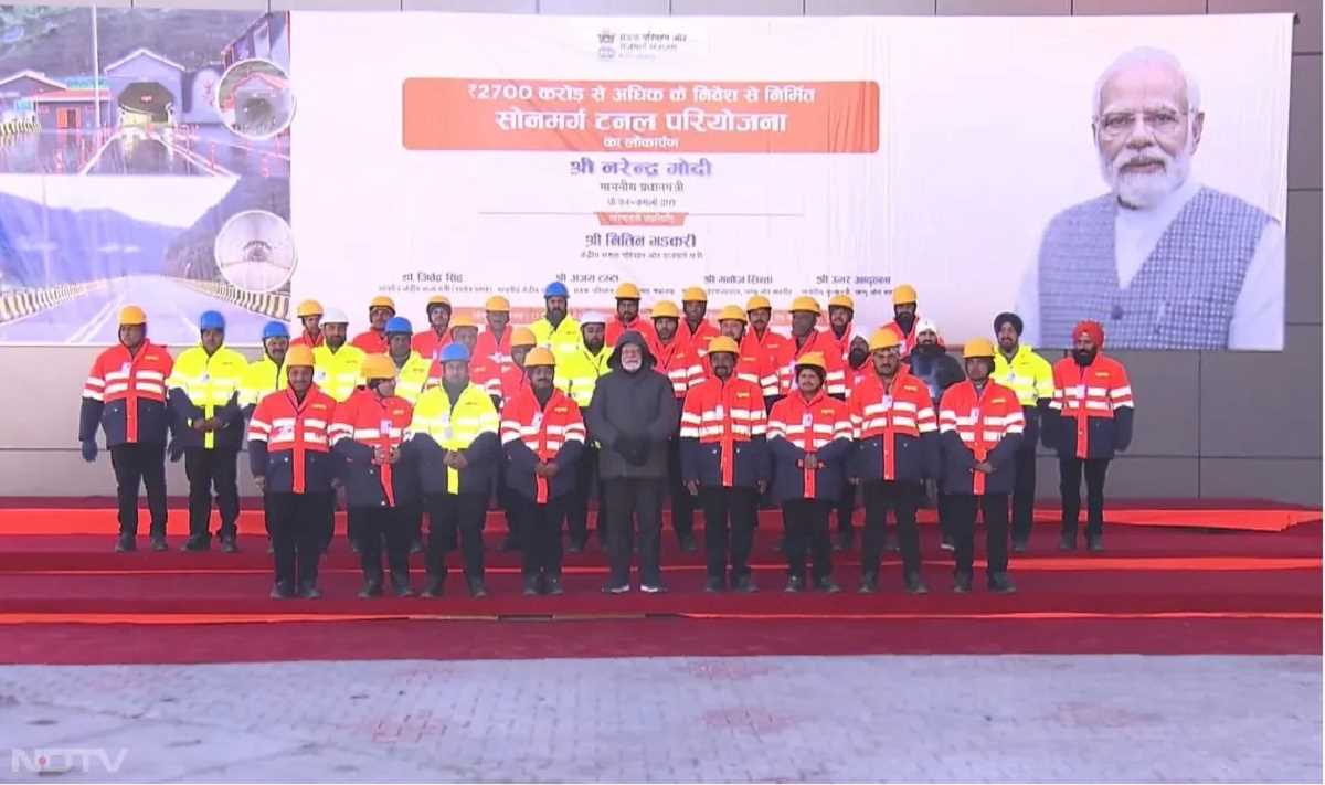 पीएम मोदी ने जेड मोड टनल का किया उद्घाटन, निर्माण कार्य में लगे कर्मवीरों से की मुलाकात